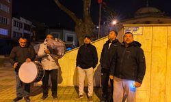 Bursa'da Roman derneği üyeleri, vatandaşları sahura ilahilerle kaldırdı