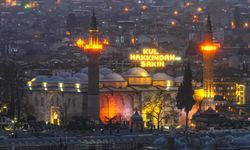 Bursa'da tarihi Ulu Cami'nin 'Kul hakkından sakın' yazılı mahyası yakıldı