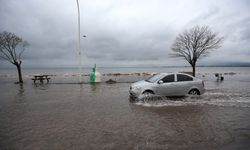 Bursa'nın deniz kıyılarında şiddetli fırtına etkili oluyor