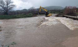 Çanakkale'de taşan Menderes Çayı yakınındaki hayvan barınağında mahsur kalan kişi kurtarıldı
