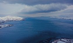 Çevresi karla kaplı Hazar Gölü ziyaretçilerini ağırlıyor