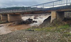 Çorum'da ayağı yıkılan köprü ulaşıma kapatıldı