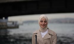 Doğuştan görme engelli sosyolog metropoldeki erişim engellerini sosyal medyada görünür kılıyor