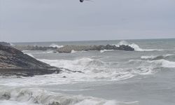 Düzce'de kuvvetli rüzgar nedeniyle dalga boyu 3 metreye ulaştı