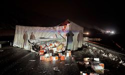 Erzincan-Sivas kara yolunda devrilen tır ulaşımı aksattı