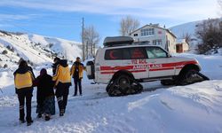 Erzincan'da sağlık ekipleri kışın kırsaldaki hastalara paletli ambulanslarla ulaşıyor