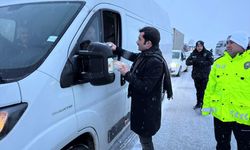 Erzincan'daki kar ve tipi nedeniyle kara yollarında ulaşım güçlükle sağlanıyor