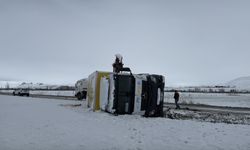 Erzurum-Erzincan kara yolunda ulaşım güçlükle sağlanıyor