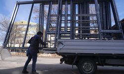 Erzurum'da bir firma, parasını alamadığı iddiasıyla inşaatta kullandığı malzemeleri söktü