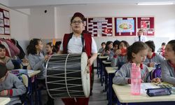 Erzurum'da ilkokul öğrencileri ramazanı davul ve manilerle karşıladı