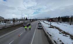 Erzurum'da yol kenarında sergilenen hurda araçlar trafikte farkındalık oluşturuyor