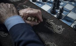 Erzurumlu satranç tutkunu amcalar, kahvehanede çay ve hatıralarla günlerini geçiriyor