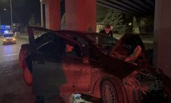 Eskişehir'de köprü ayağına çarpan otomobildeki 2 kişi yaralandı