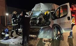 Eskişehir'de park halindeki tıra çarpan minibüsteki 2 kişi ağır yaralandı
