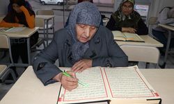 Gaziantepli Hamide teyze, 70 yaşında Kur'an-ı Kerim okumayı başardı