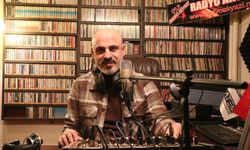 Gece programcılığıyla başlayıp satın aldığı radyoda 32 yıldır dinleyicilerine sesleniyor