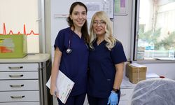 Genç doktor aynı hastanede hemşire annesiyle omuz omuza görev yapıyor