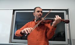 Görme engelli müzik öğretmeni videolarıyla engellilere bakış açısını değiştirmeye çalışıyor