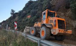 GÜNCELLEME 2 - Bursa'da Mudanya-Altıntaş sahil yolu toprak kayması nedeniyle yeniden ulaşıma kapandı