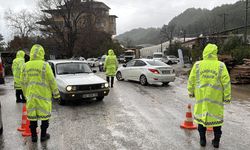 GÜNCELLEME - Alanya'da sağanak nedeniyle bazı işletmelerin çardakları denize sürüklendi