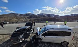 GÜNCELLEME - Bingöl'de otomobil ile hafif ticari araç çarpıştı, 2 kişi öldü, 3 kişi yaralandı