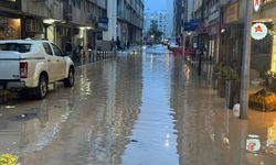 GÜNCELLEME - İzmir'de kuvvetli sağanak nedeniyle bazı iş yerlerini su bastı