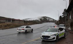 GÜNCELLEME - Yoğun kar yağışı ve tipi nedeniyle trafiğe kapatılan Erciyes Kayak Merkezi yolu ulaşıma açıldı