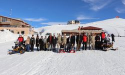 Hakkari'de jandarma ekiplerince şehit ve gazi aileleri için kayak etkinliği yapıldı