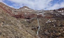 Hakkari'de karların erimesiyle Kırca Şelalesi yeniden canlandı