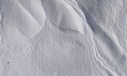 Hakkari'de rüzgarın etkisiyle karda oluşan dalgalı desenler şaşırttı