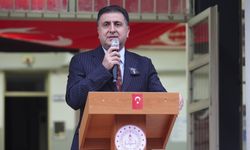 İstanbul'daki okullarda 6 Şubat depremlerinde hayatını kaybedenler için saygı duruşunda bulunuldu