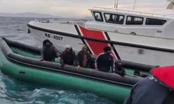İzmir açıklarında 22 düzensiz göçmen yakalandı