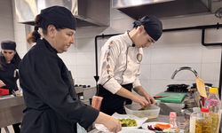 İzmir'de anne babalar, lise öğrencisi çocuklarıyla yemek yaptı