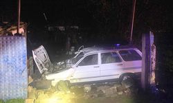 İzmir'de bahçe duvarına çarpan otomobildeki 1 kişi öldü