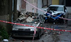 İzmir'de bir binadaki iki balkon çöktü, park halindeki otomobilde hasar oluştu