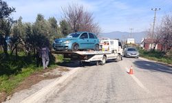 İzmir'de iki otomobilin çarpıştığı kaza güvenlik kamerasında