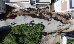 İzmir'de istinat duvarının çökmesi sonucu 2 bina ve 6 araç hasar gördü