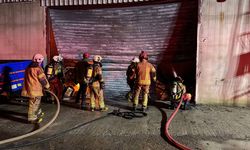 İzmir'de mobilya atölyesinde çıkıp, depoya sıçrayan yangına müdahale ediliyor