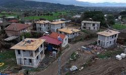 İzmir'de orman yangınında zarar gören yapıların yerine inşa edilen konutlar yükseliyor