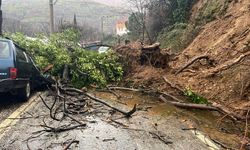 İzmir'de park halindeki otomobil heyelanda toprak altında kaldı