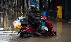 İzmir'de su basan ev ve iş yerlerinde tahliye çalışmaları yapılıyor