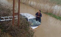 İzmir'de suların içinde otomobilde mahsur kalan 2 kişi kurtarıldı