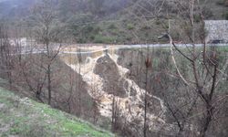 İzmir'de yağış nedeniyle çöken Ödemiş-Turgutlu yolu trafiğe kapatıldı