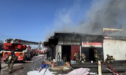 İzmir'de yedek parça dükkanında çıkıp 2 iş yerine sıçrayan yangın kontrol altında