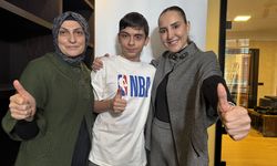 Kanseri yenen öğrenci tedavisini destekleyen dernekte gönüllü çalışıyor