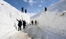 'Kar koridoru'ndan geçerek ilçeye ulaşıyorlar