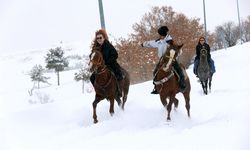 Karla kaplı Aziziye Tabyaları'nda bindikleri atları dörtnala koşturup keyifli vakit geçiriyorlar