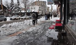 Kars'ta başına buz sarkıtı düşen kız çocuğu yaralandı