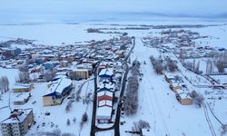 Kars'ta karla beyaza bürünen Akyaka ilçesi dronla görüntülendi