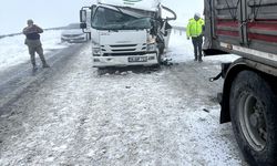 Kars'ta zincirleme trafik kazasında 5 araçta hasar oluştu